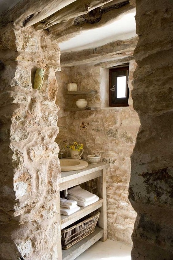Baño con paredes de piedra