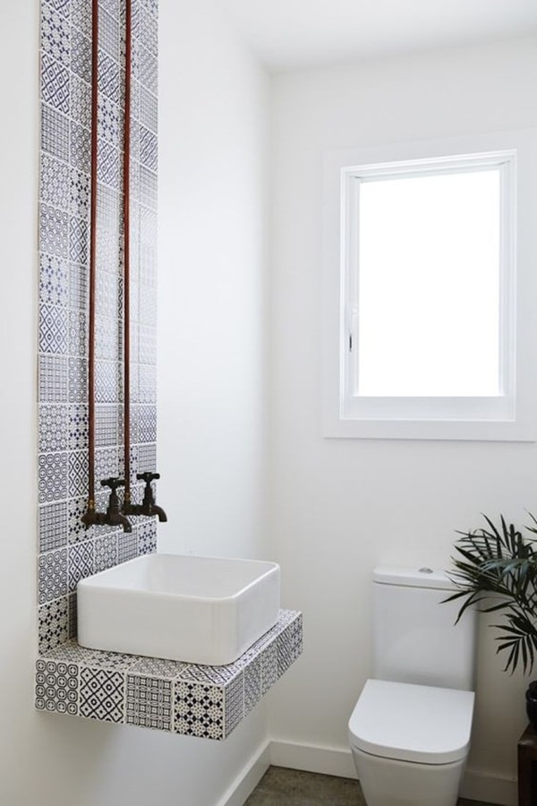 Detalles de color en baños pequeños