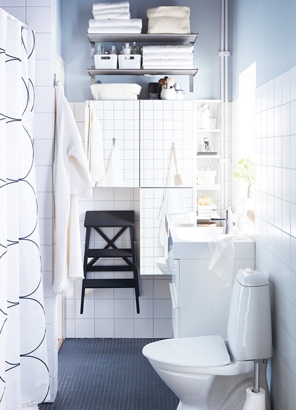Baño pequeño ordenado