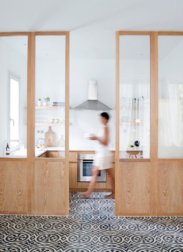 Cocina con cerramiento de cristal