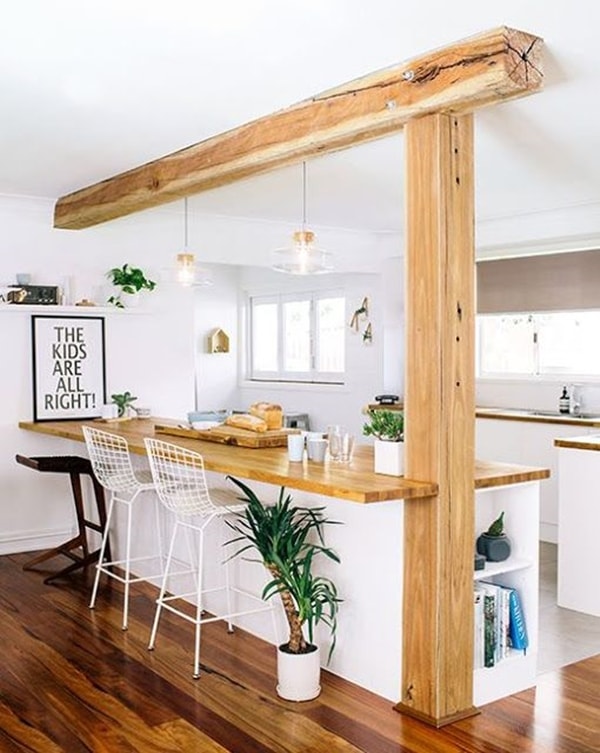 Cocina con barra y vigas de madera