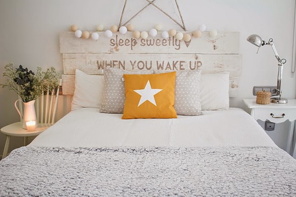 Cabecero de cama con guirnaldas de luces
