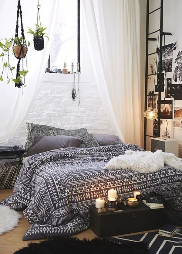 Dormitorio boho chic en blanco y negro