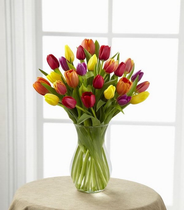 Tulipanes en jarrón de cristal
