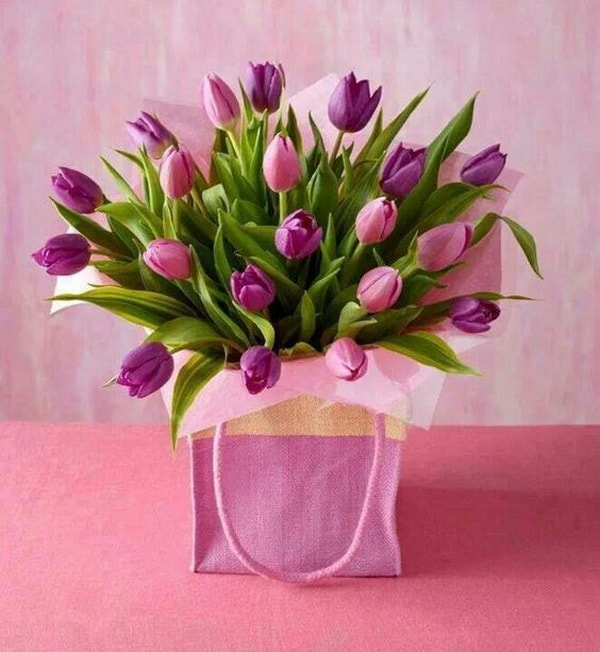 Arreglo floral con tulipanes