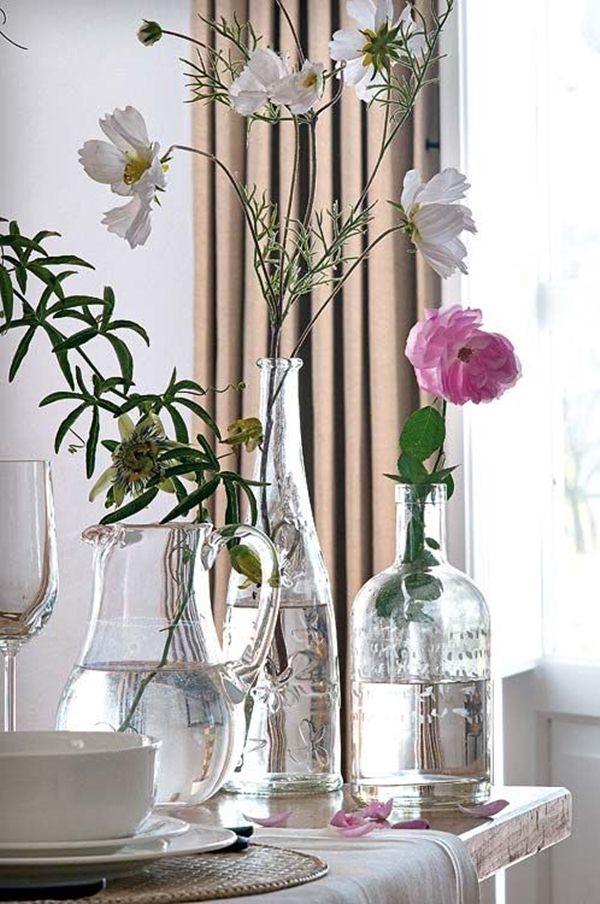 Decora con botellas de cristal y flores