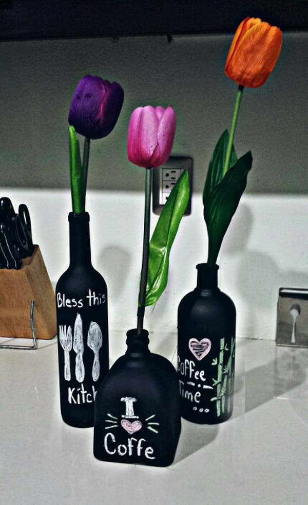 Botellas de cristal con dibujos como floreros