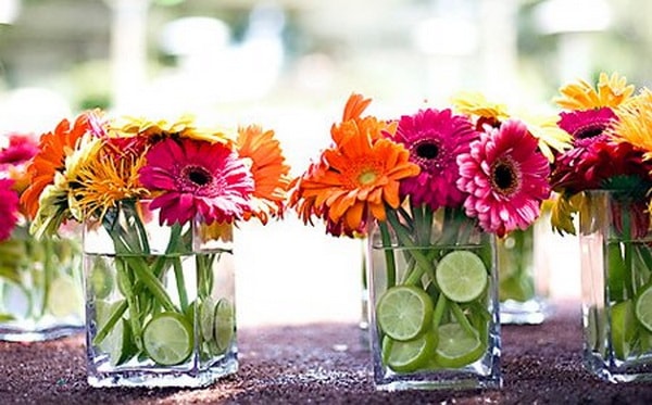 Floreros con vasos de cristal