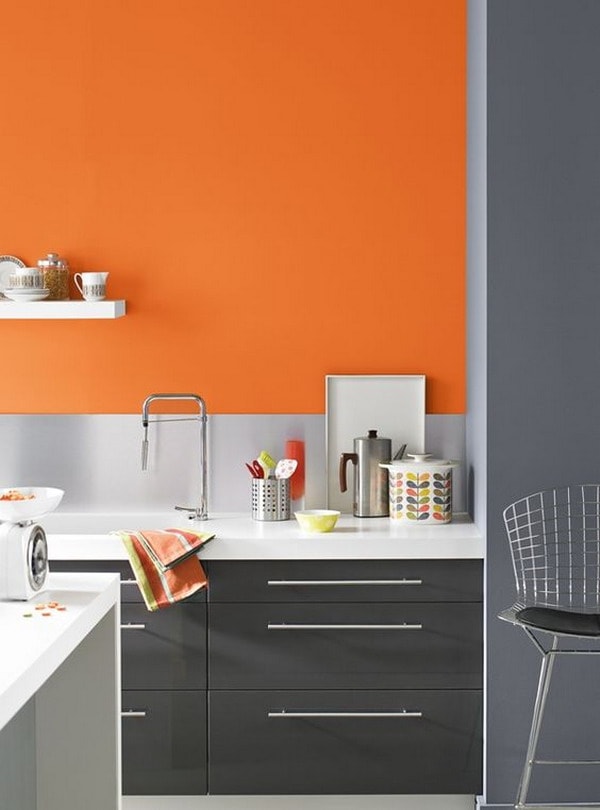 Pared en color naranja en la cocina