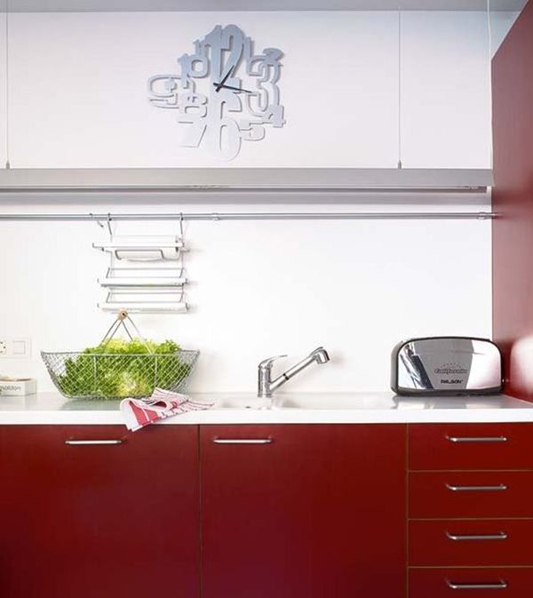 Encimera blanca y muebles de cocina en tonos rojos