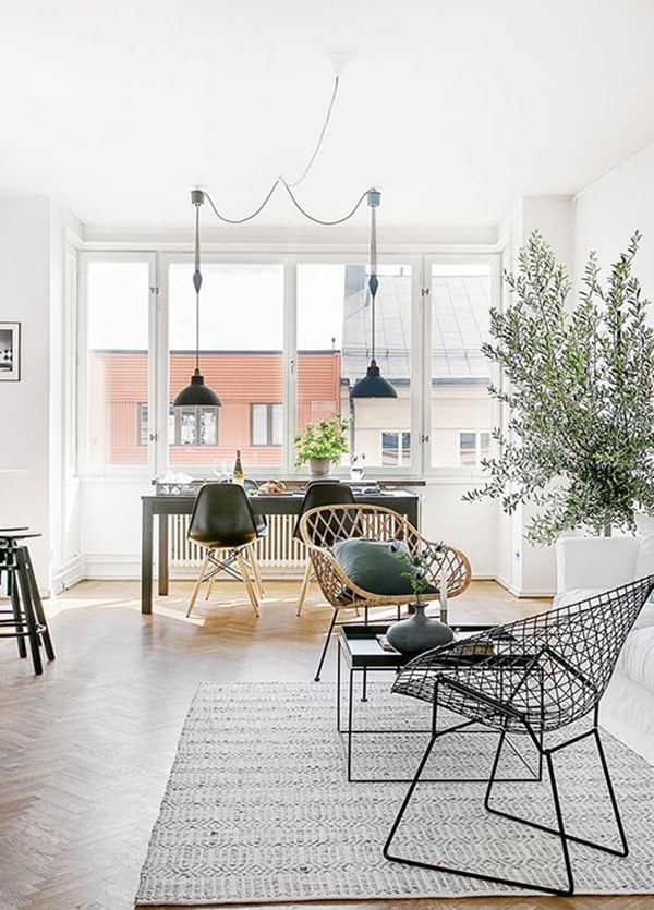 Plantas y muebles de rattan para decorar el salón