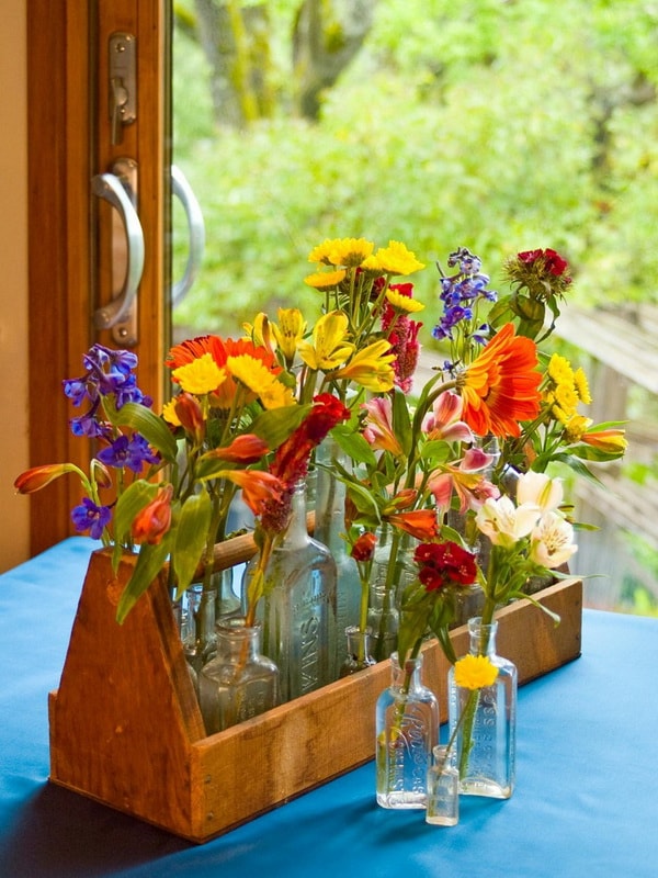 Floreros con botellas de vidrio