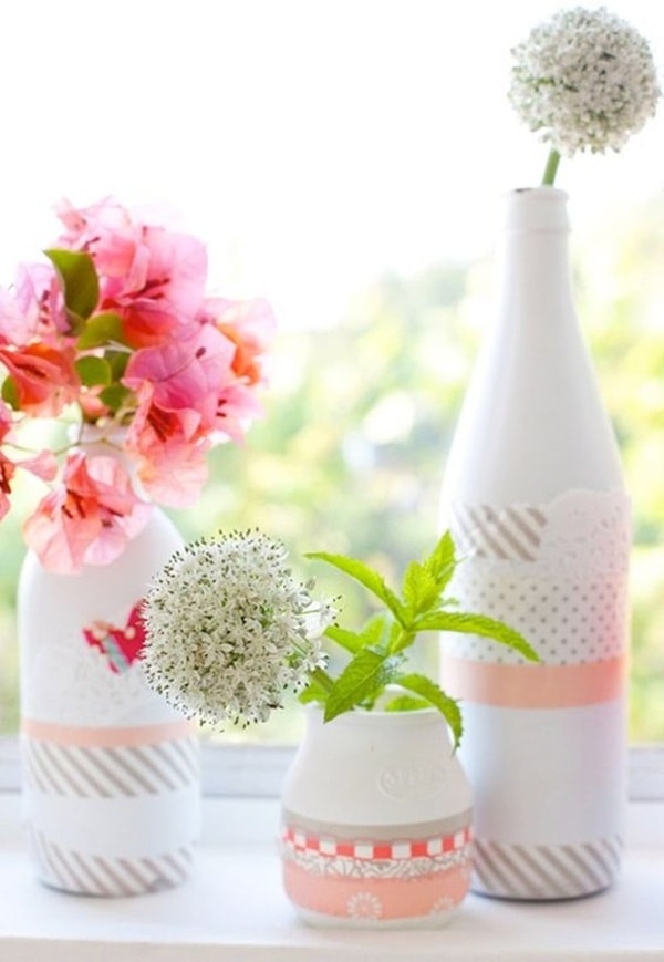 Arreglo floral con botellas