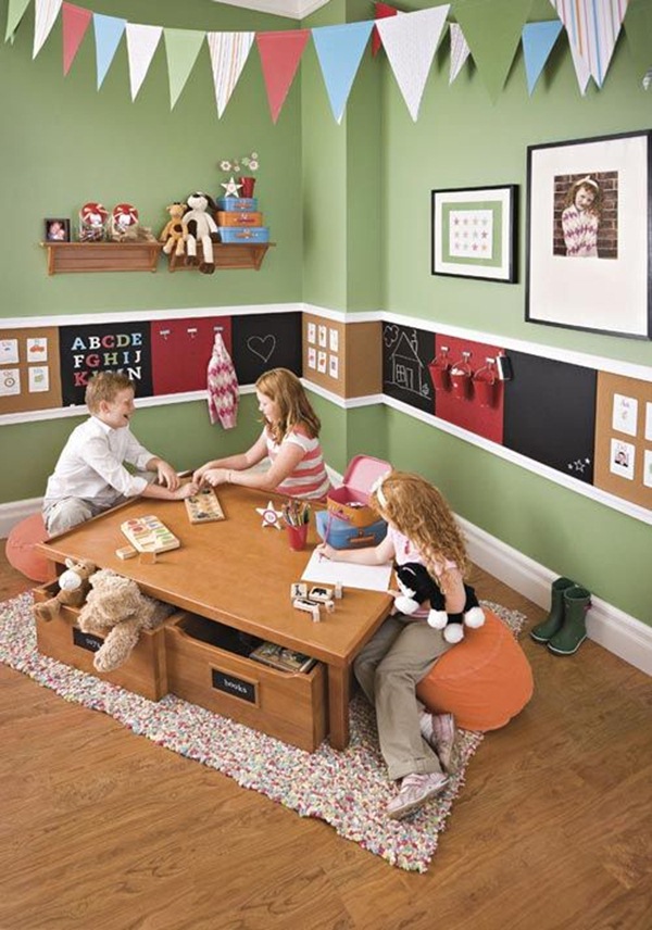Cuarto de juegos decorado con banderines