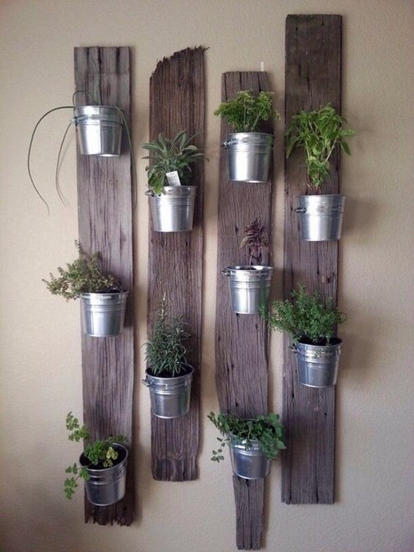 Jardín vertical con cubetas de aluminio