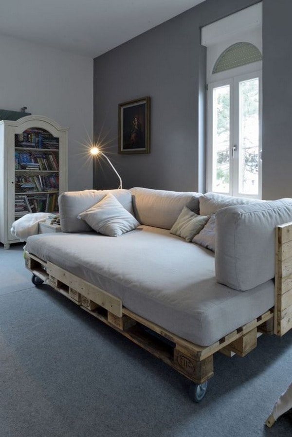 Sofá cama hecha}o con tarimas de madera