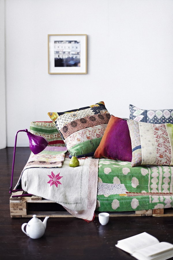 Salón estilo boho chic con palet de madera
