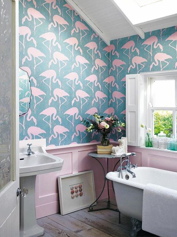 Flamencos rosados para decorar las paredes del baño