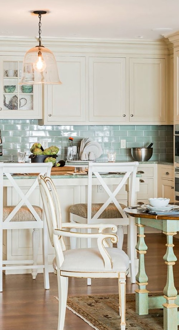 Cocina country chic con muebles blancos