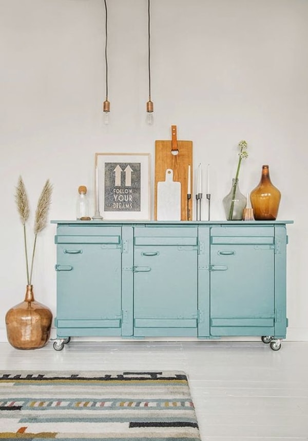 Mueble antiguo en tono pastel