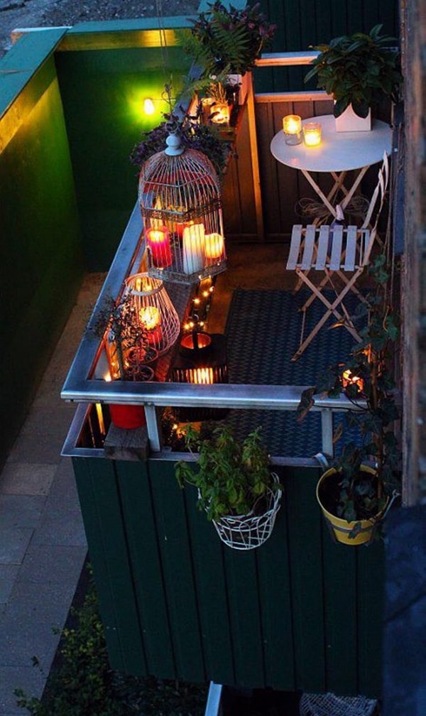 Jaulas con velas para decorar un balcón pequeño