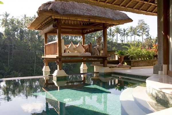 Cama balinesa junto a la piscina