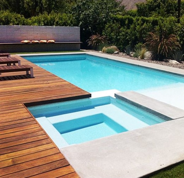 Deck de madera para la piscina