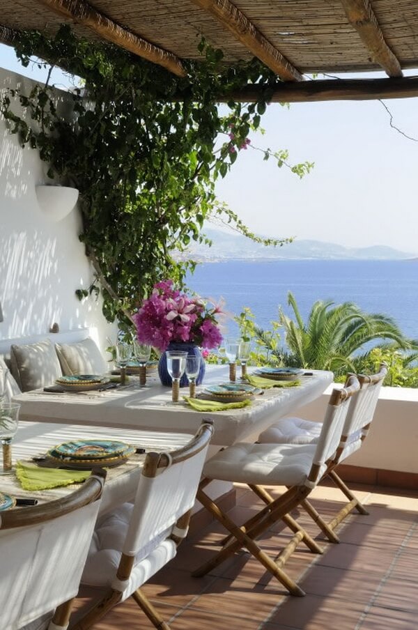Terraza mediterránea con vista al mar