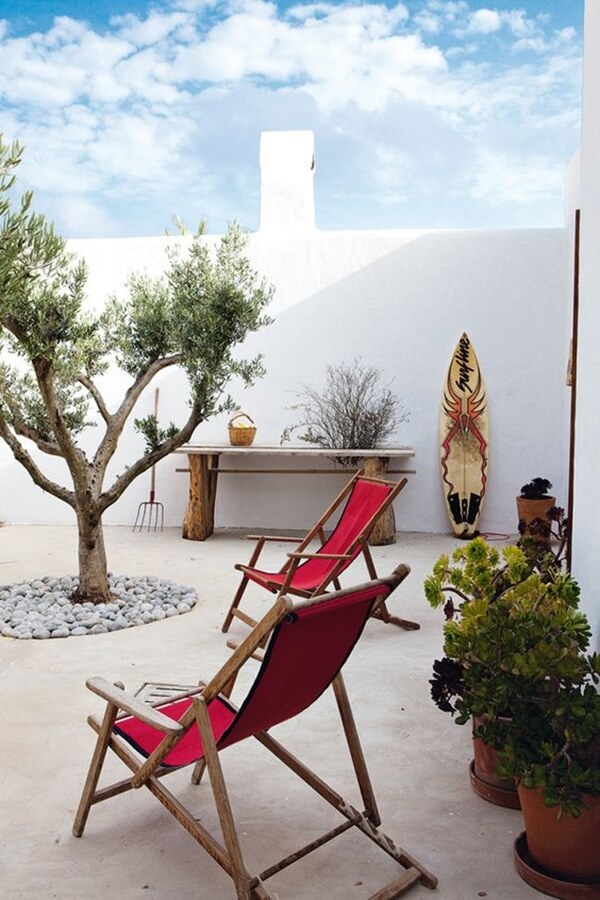 Paredes blancas en terraza mediterránea