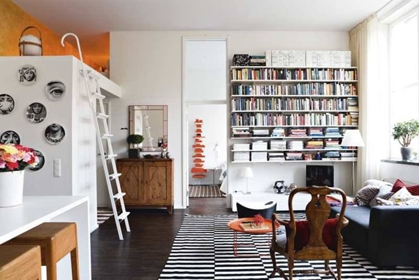 Biblioteca abierta en el salón