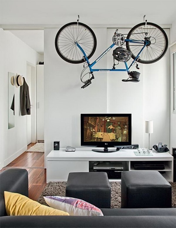 Bicicleta colgada en el salón