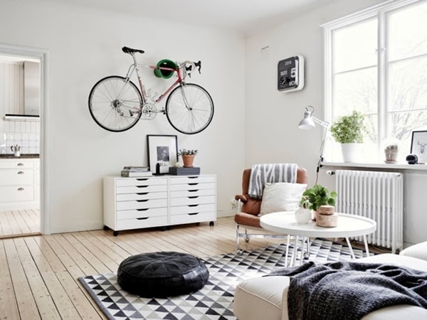 Bicicleta colgada en la pared