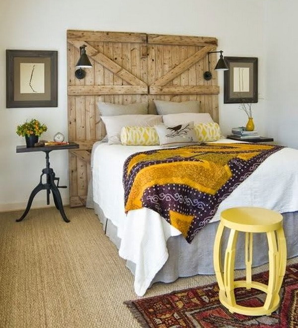 Cabecero de cama con puertas recicladas