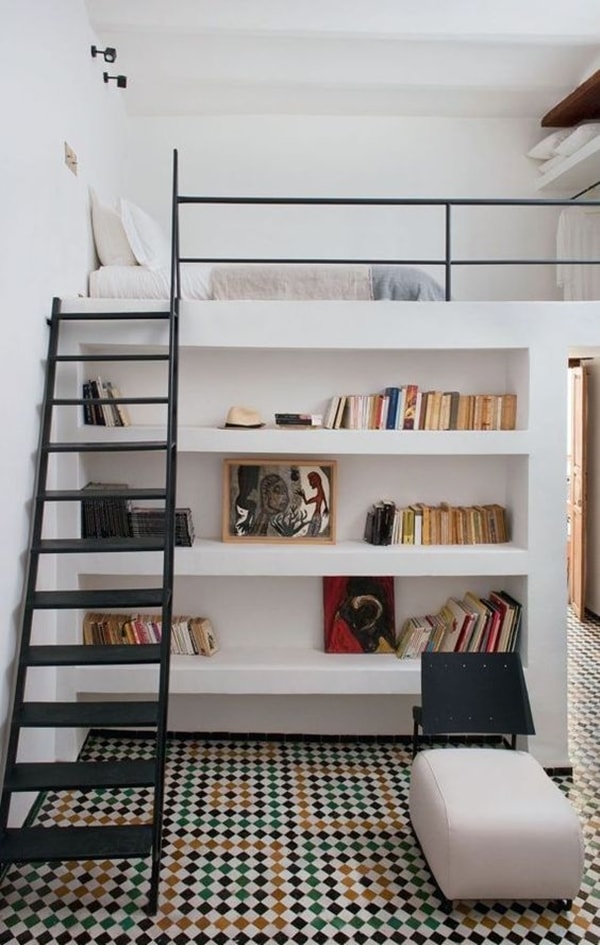 Biblioteca en dormitorio a doble altura