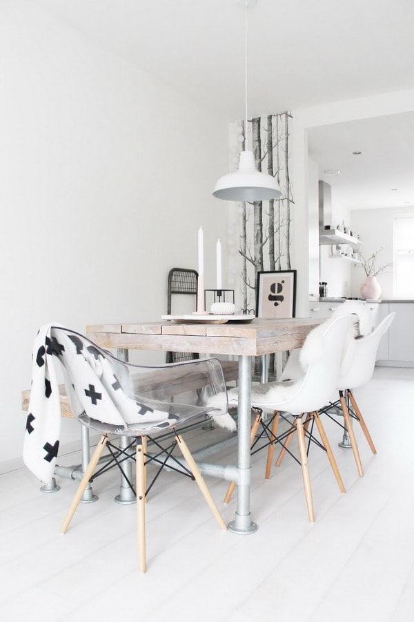 Silla transparente en comedor estilo nórdico
