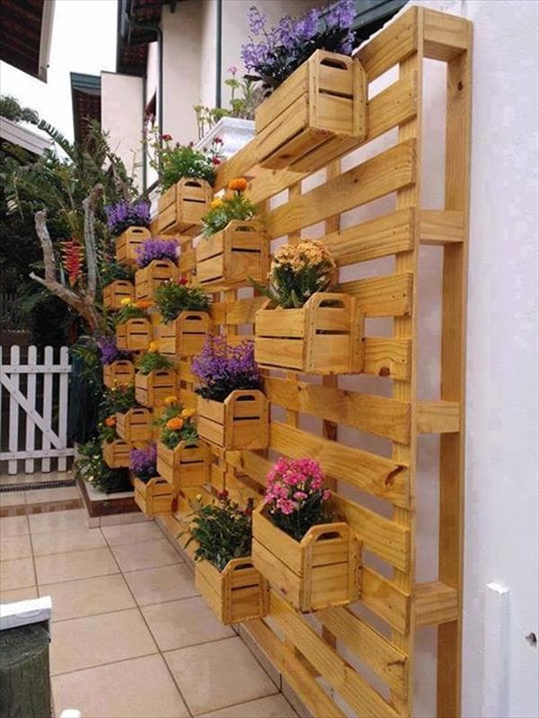 Jardín vertical y maceteros hechos con palets