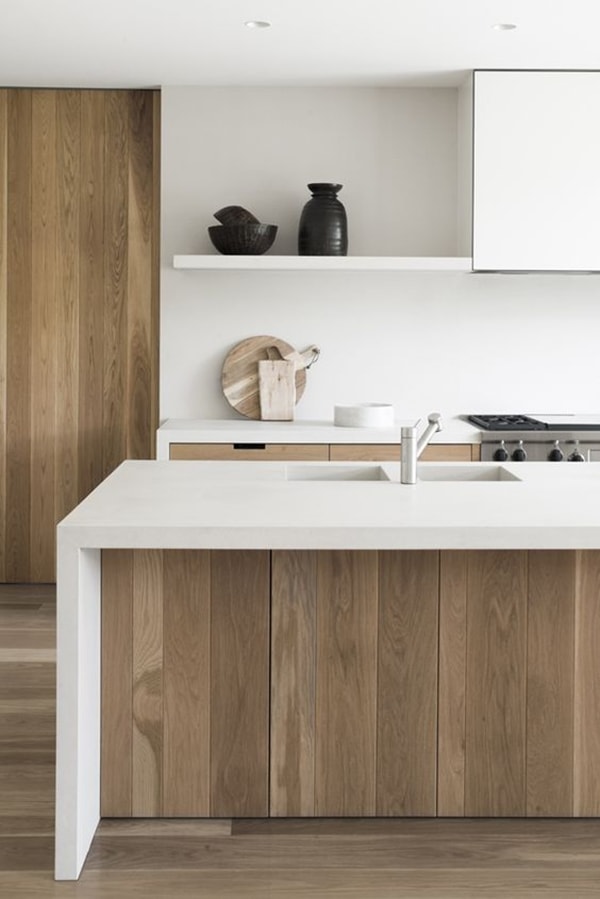 Madera y blanco en la cocina
