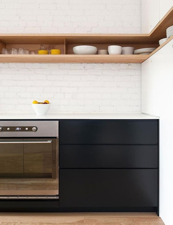 Estantes de madera en la cocina