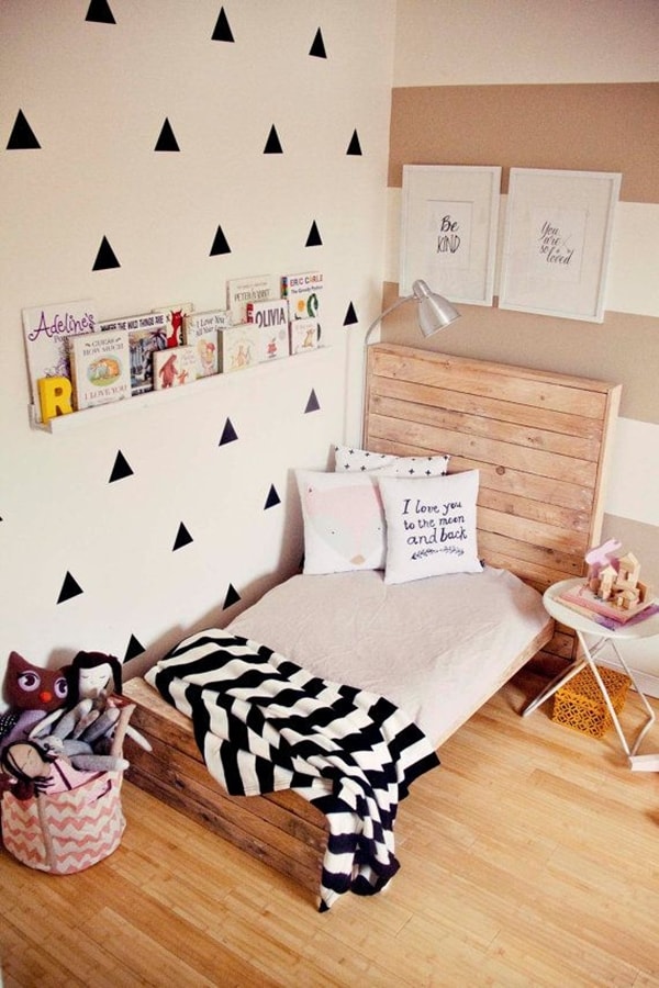 Cabecero de cama hecho con madera de tarimas