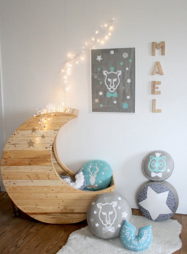 Cuna en forma de luna hecha con palets de madera
