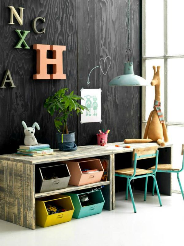 Escritorio para niños hecho con madera