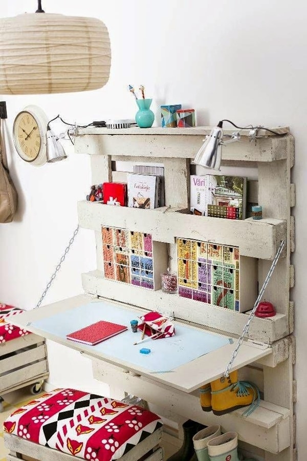 Espacio de estudio con palets de madera