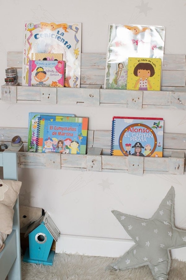 Estante para libros hecha con tarimas de madera