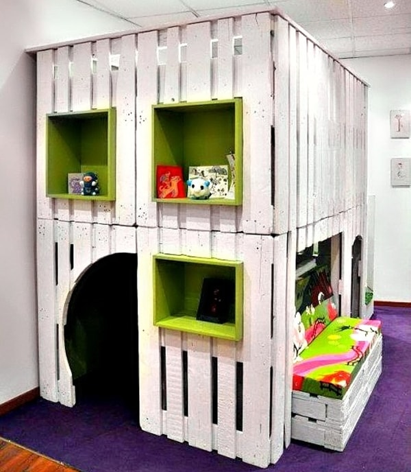 Casa de juegos hecha con palets