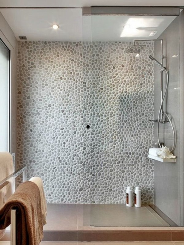 Pared de piedra en el baño