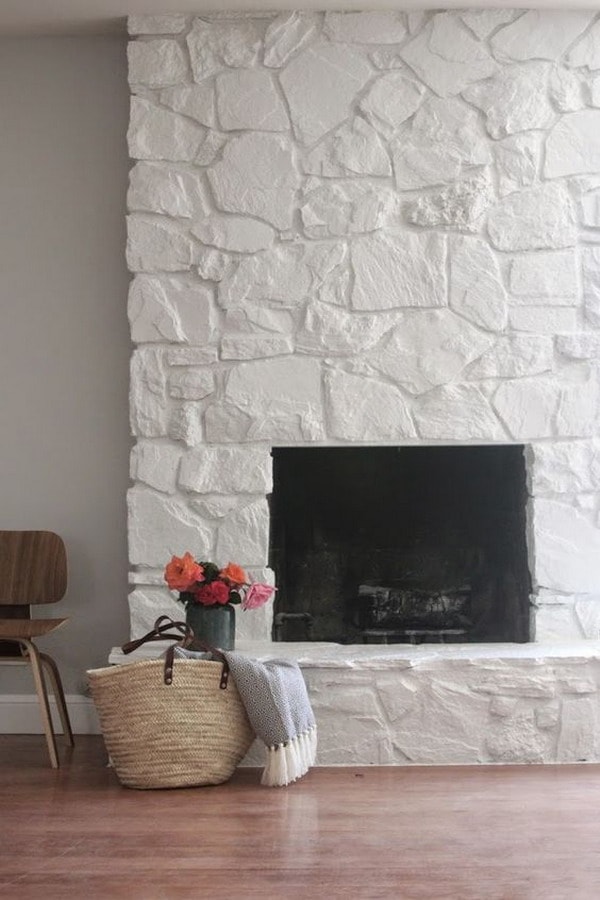 Zona de chimenea con paredes de piedra
