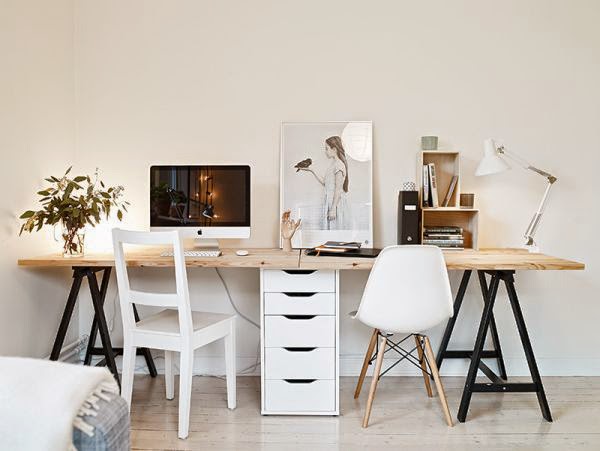 Estudio nórdico con mucha madera