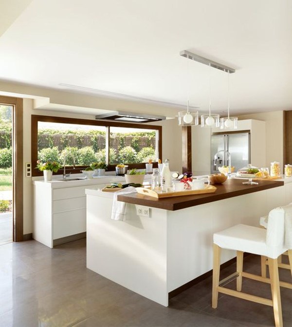 Cocina amplia con barra