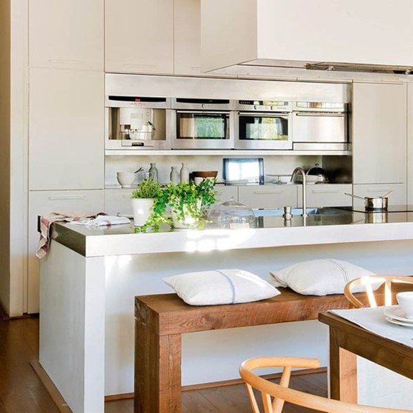 Cocina con barra y bancos