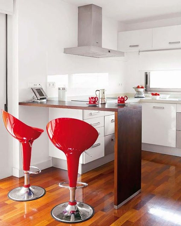 Cocina con barra de madera